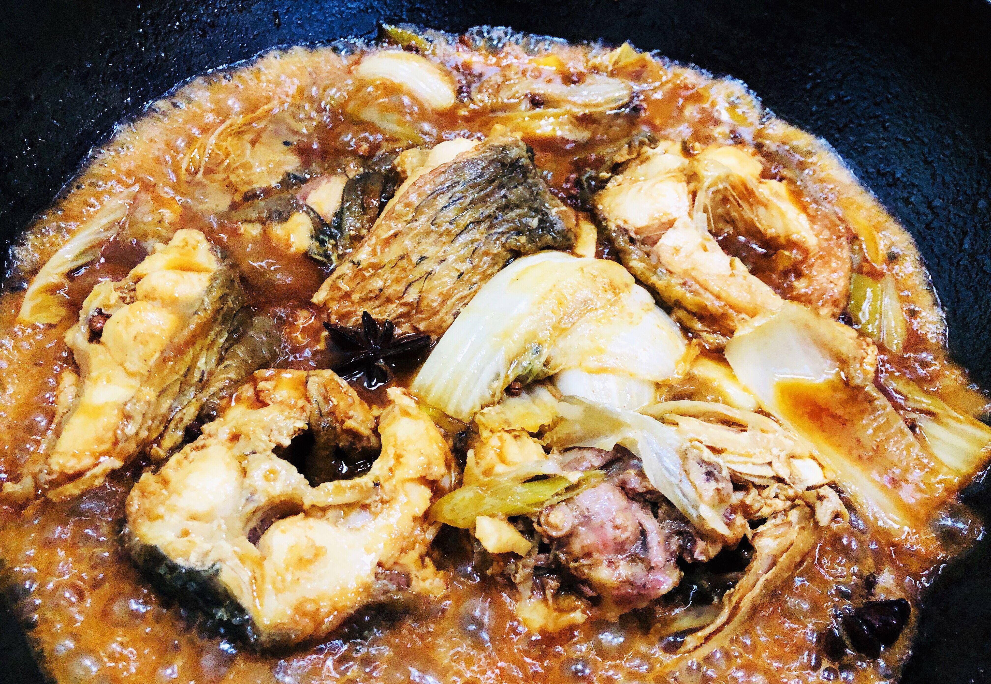 白菜垫底,家常铁锅炖草鱼,肉嫩汤香没有腥味儿