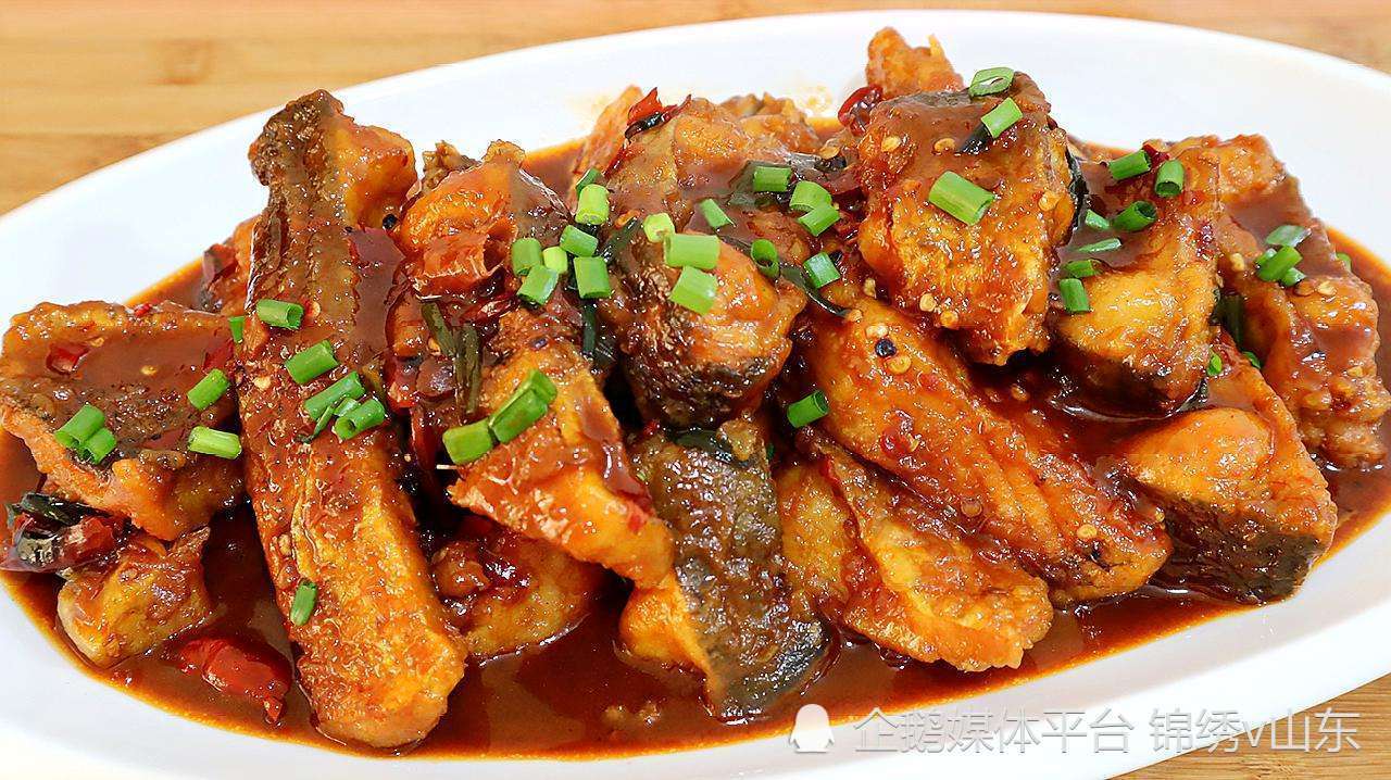 3热锅放油,爆香葱姜蒜,豆掰酱,干辣椒段,一起炒香放进鸭肉和豆腐块