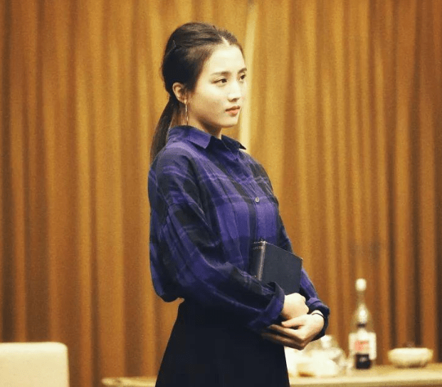 赵继伟求婚成功,手捧鲜花非常亲密,女方身材高挑颜值高_王君瑞_女友