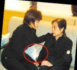 2008年导演谢晋去世，刘晓庆手提现金“大闹”葬礼：不收就撒大厅
