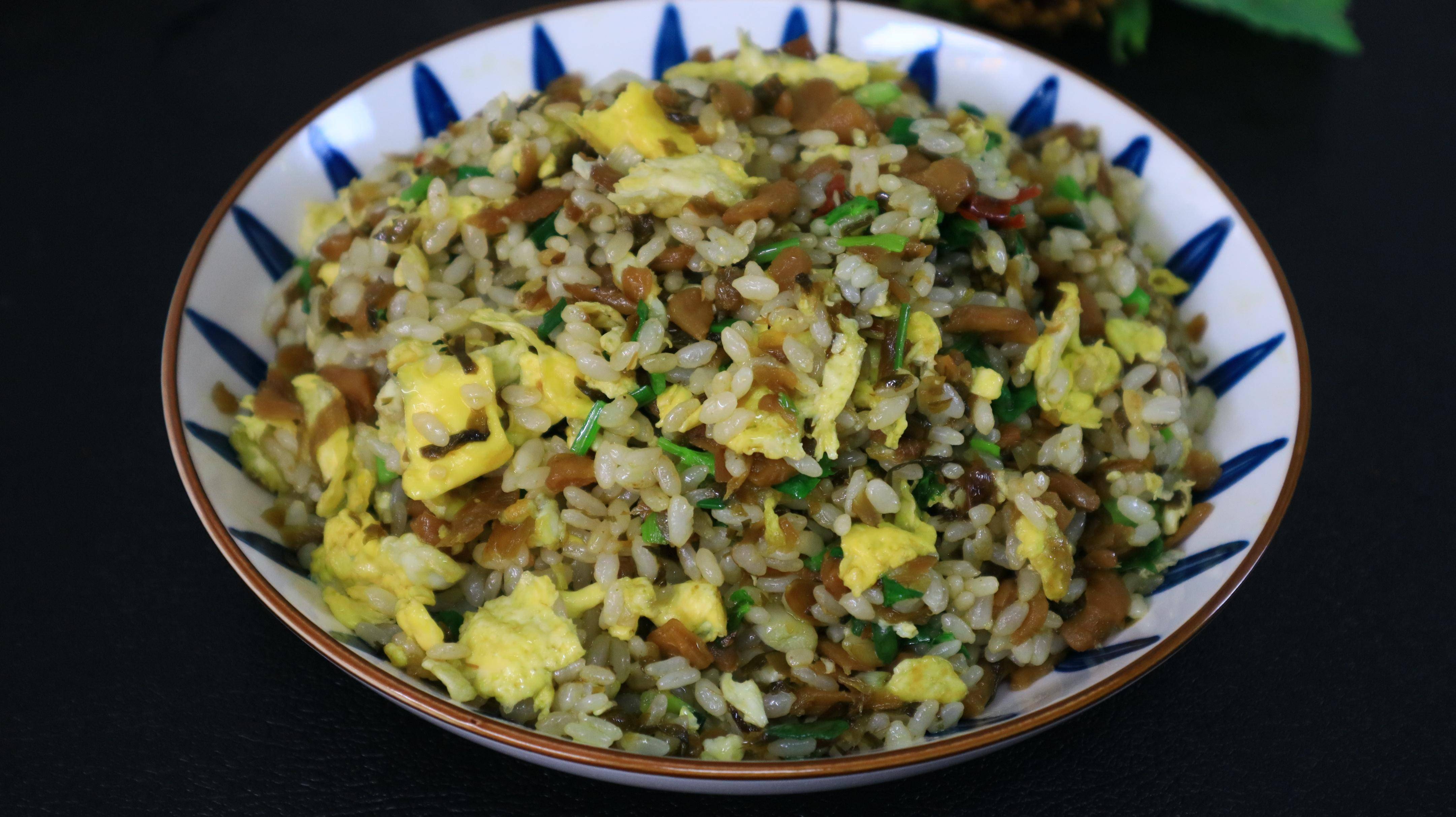 主要食材:剩米饭,腌制雪菜,葱,香菜,鸡蛋推荐做法【雪菜炒饭】雪菜也