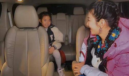 黄奕带女儿去约会,女儿一直在给黄奕创造机会,你觉得她女儿懂事吗?