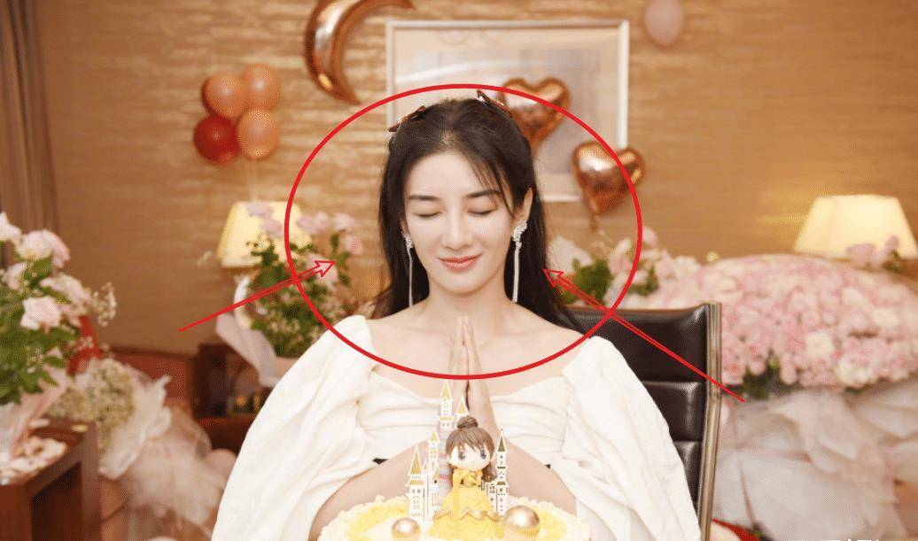 在这一张照片里面,黄奕面对着自己的生日蛋糕双手合十许愿,即使是闭着