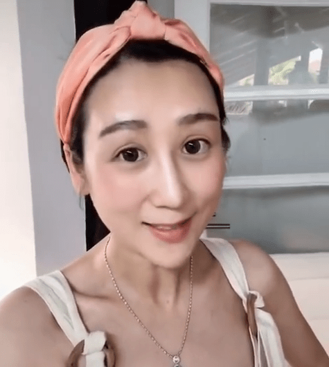 陈浩民妻子近照曝光,下巴尖细像木偶,与丈夫出镜捞金养4子_蒋丽莎