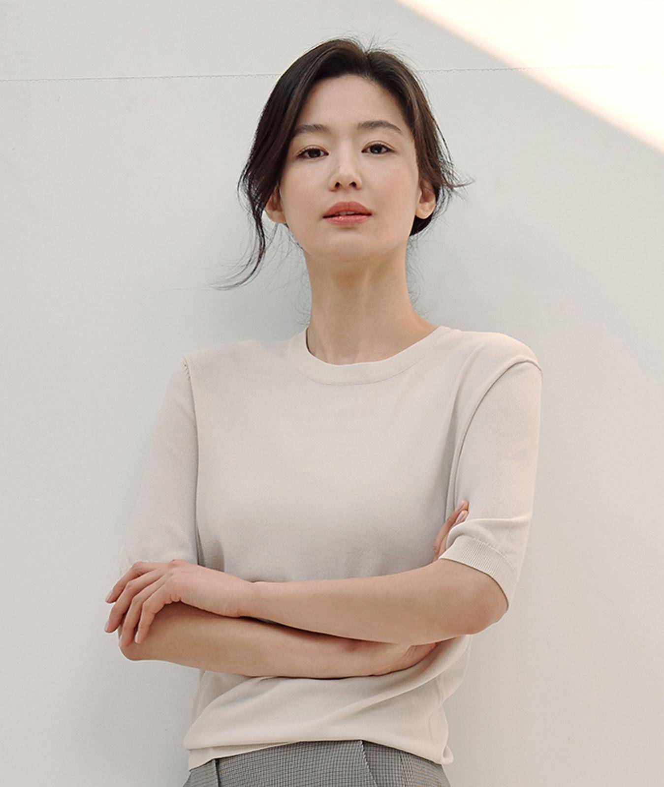 "国民女神"全智贤复出大片,白色造型元气满满,完全不像39岁_显得_发型