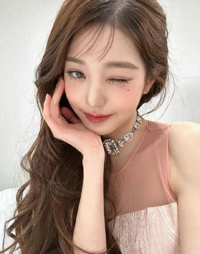 张元英怼脸比心自拍照,甜美娇俏,大眼睛好闪亮_营业_透视_长发