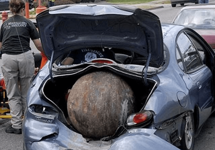 轿车遭大铁球追尾,路人强势围观,交警也忍不住拍照_小伙子_驾照_女