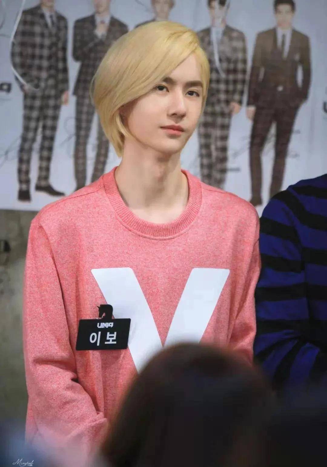 现在的千万顶流王一博,曾经被泼油漆_直播_生日_队友