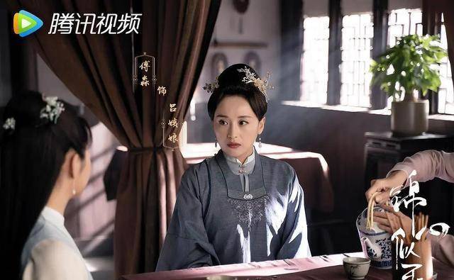 女主娘和丫鬟早到了,可女主娘却发现女儿送的新荷包不见了,非要独自沿
