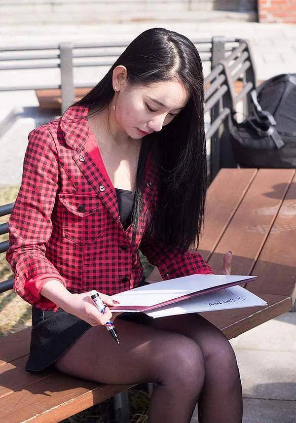 韩国最美鼓手妍雅,当年凭借着好身材,也曾红极一时_明星_底层_机会