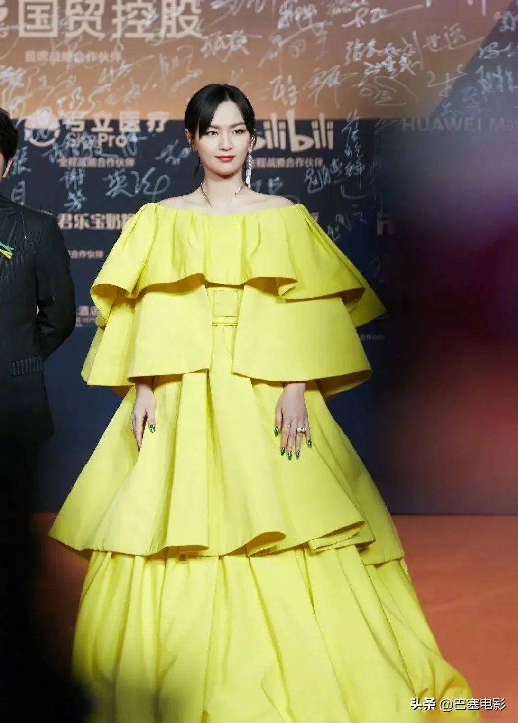 干瘪,偷穿大人衣,空荡荡的礼服里全是尴尬_身材_刘雯_女明星