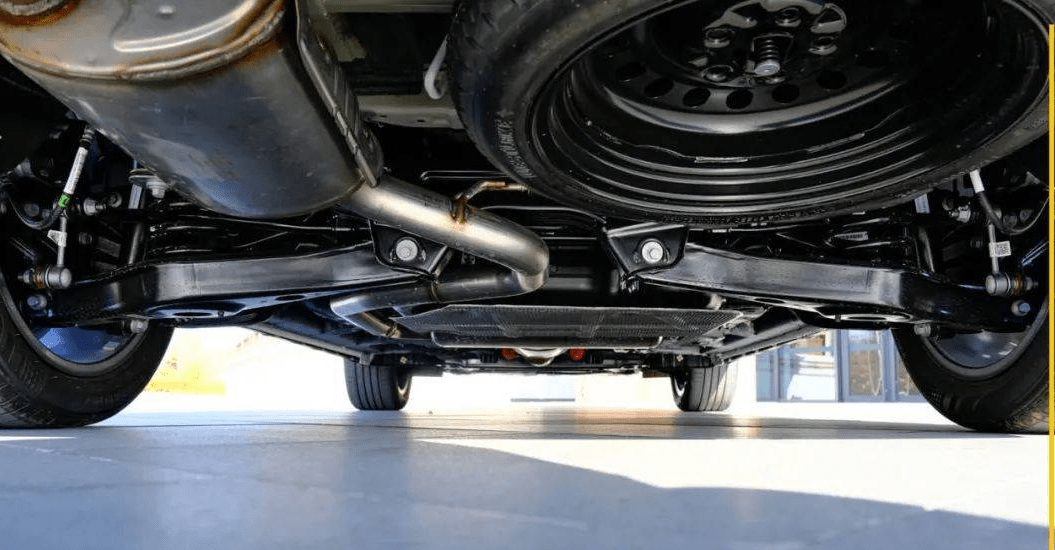 底盘方面,过往豪越最被诟病的就是这个扭力梁后悬架,对于一台中型suv