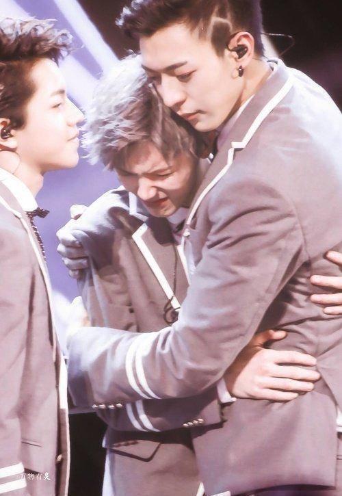 《偶像练习生》镜头后的故事:小鬼飞奔向朱星杰卜凡毕雯珺痛哭_灵超