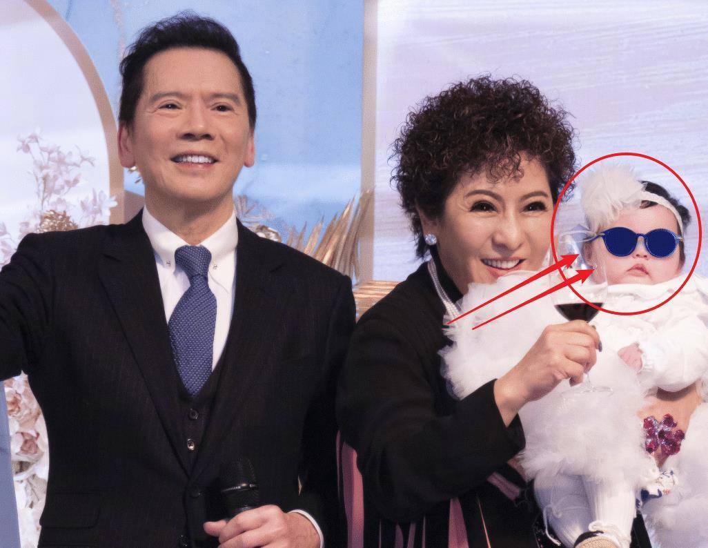 向太晒孙女正脸照,肉嘟嘟脸蛋太可爱,站边缘的郭美女成为工具人_向佐