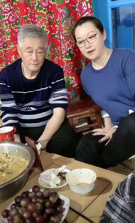 此次出镜,赵本山的妻子马丽娟也罕见出席,她和赵本山一样打扮得十分