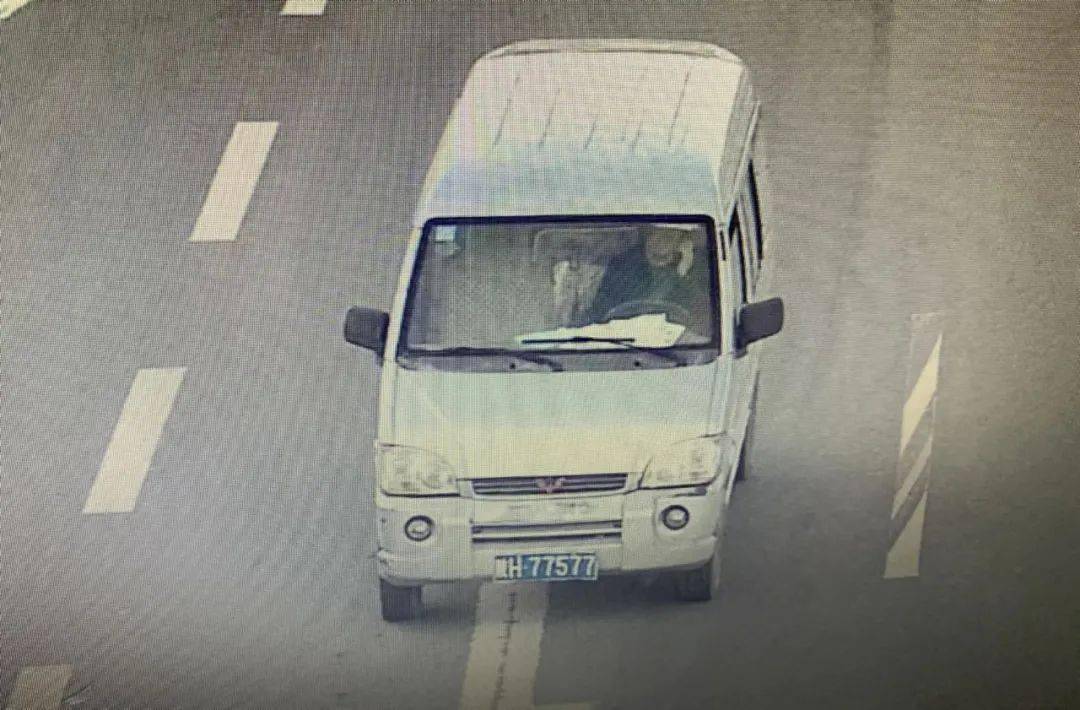 丹凤交警集中曝光一批接打手持电话违法行为,分别是._广场_北口_文明