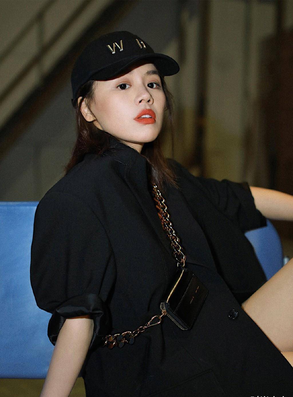 马思纯是真瘦了,都穿黑色西装玩下衣失踪了,秀美腿霸气十足_时尚_紫色