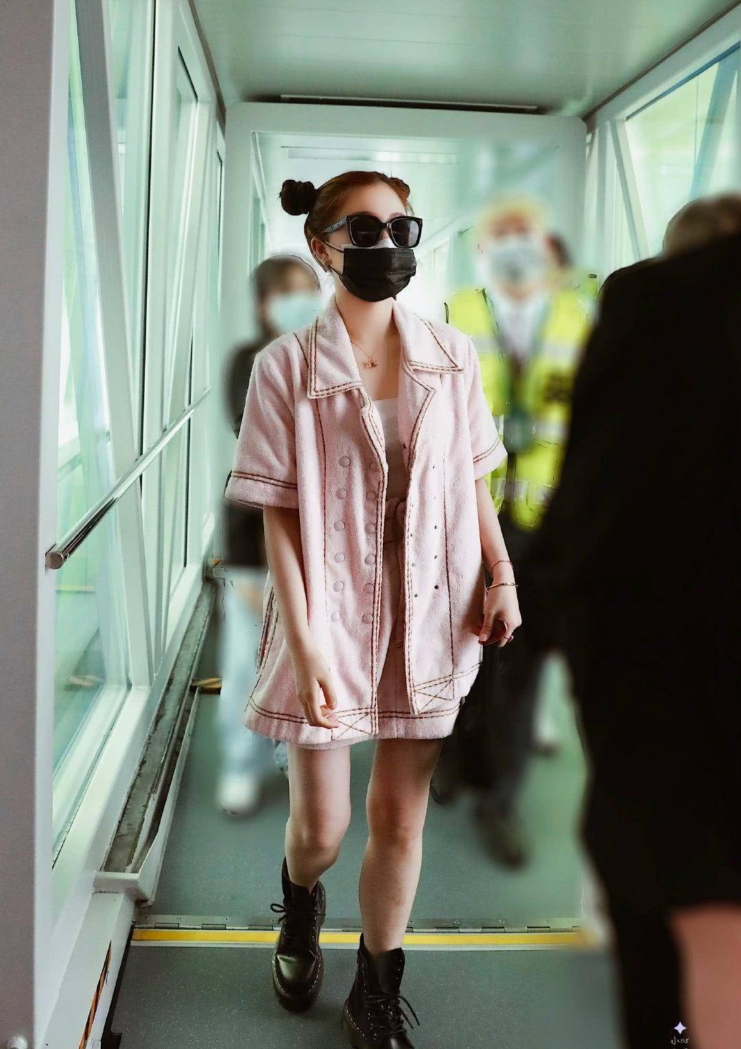 虞书欣穿衣显贵气就不说了,就连戴口罩方式,都和我们不一样!