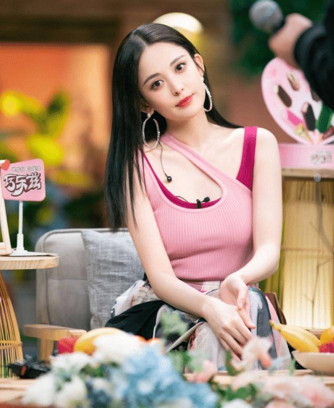 粉红色针织吊带搭配阔腿裤,古力娜扎的这身穿搭,气场全开!