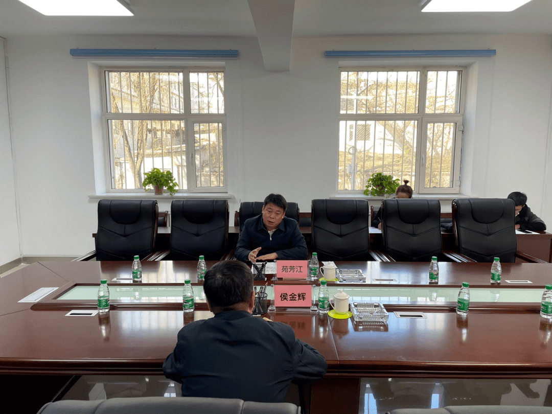 11月3日,市委副书记,鸡东县委书记苑芳江同志到市信访局值班,听取了党