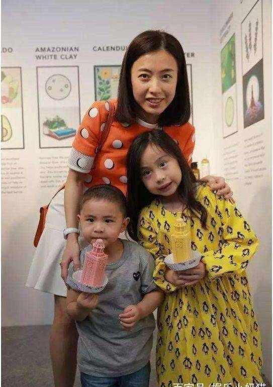 刘秀桦和刘秀盈对比照,一个像爸一个像妈,同为千金身价相差5倍_大刘