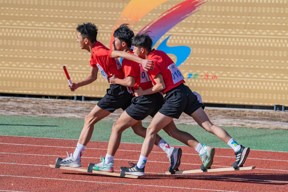 其中,平武县赵鑫,王炆庆,王水勇3名运动员在板鞋竞速男子60米比赛中