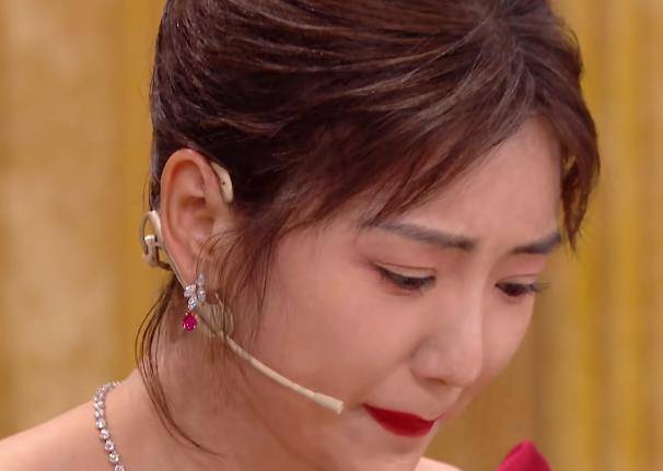 要专拍到每一个嘉宾最经典的画面,看到毛晓彤哭就连忙将镜头怼了上去