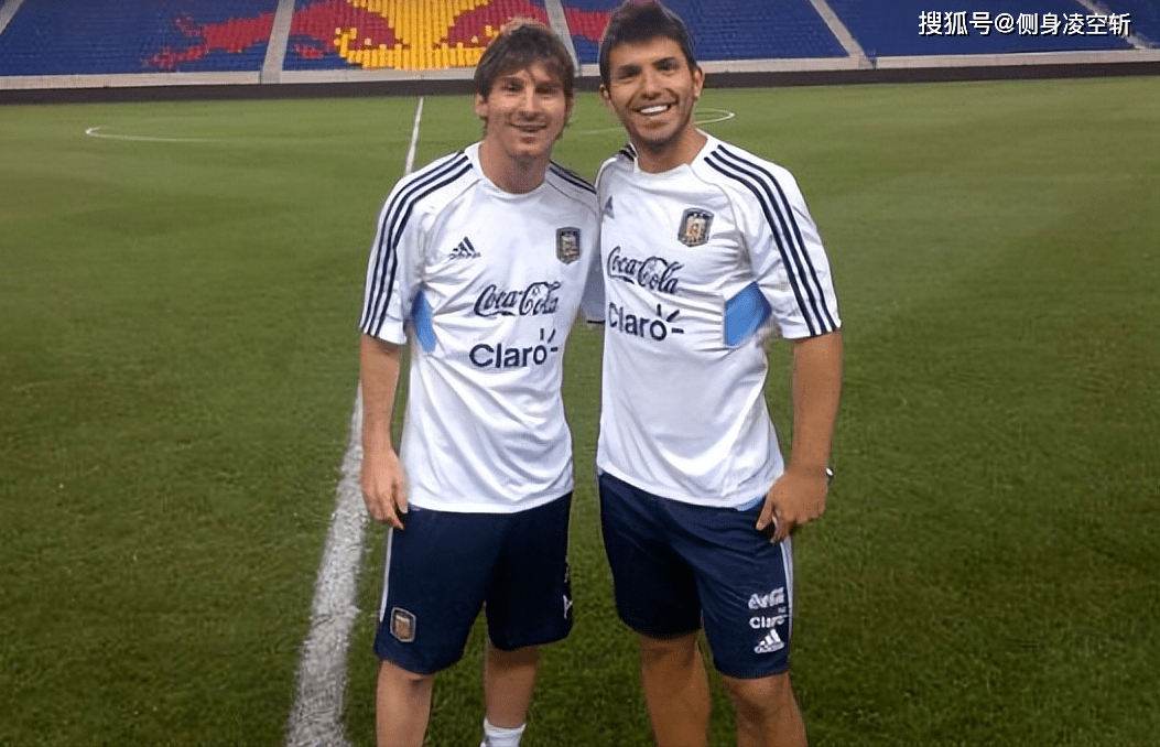 梅西与阿圭罗直播连线,前一秒笑嘻嘻,后一秒眉头紧锁,发生什么_胸口