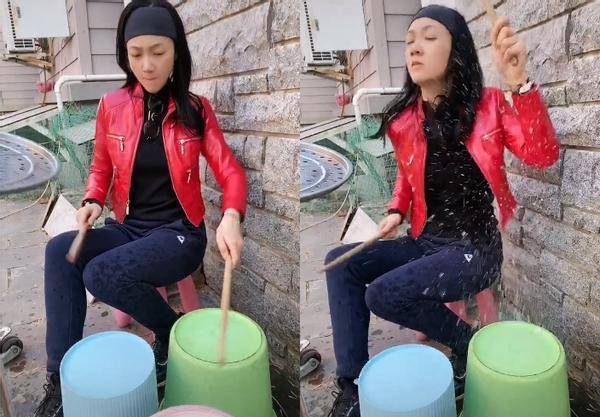 周群头戴发带,身穿红色皮衣,内衬领子上还挂着副墨镜,打扮休闲,但脚上