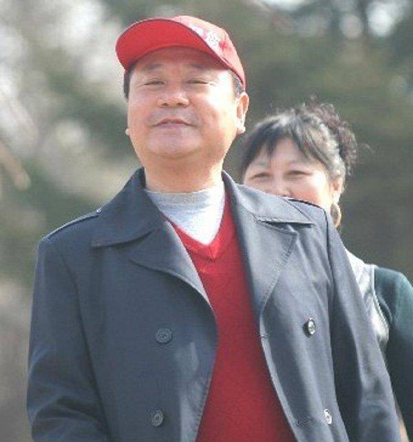 范伟与妻子,结婚30年零绯闻,妻子年轻貌美似少女,范伟却老了_杨宝玲