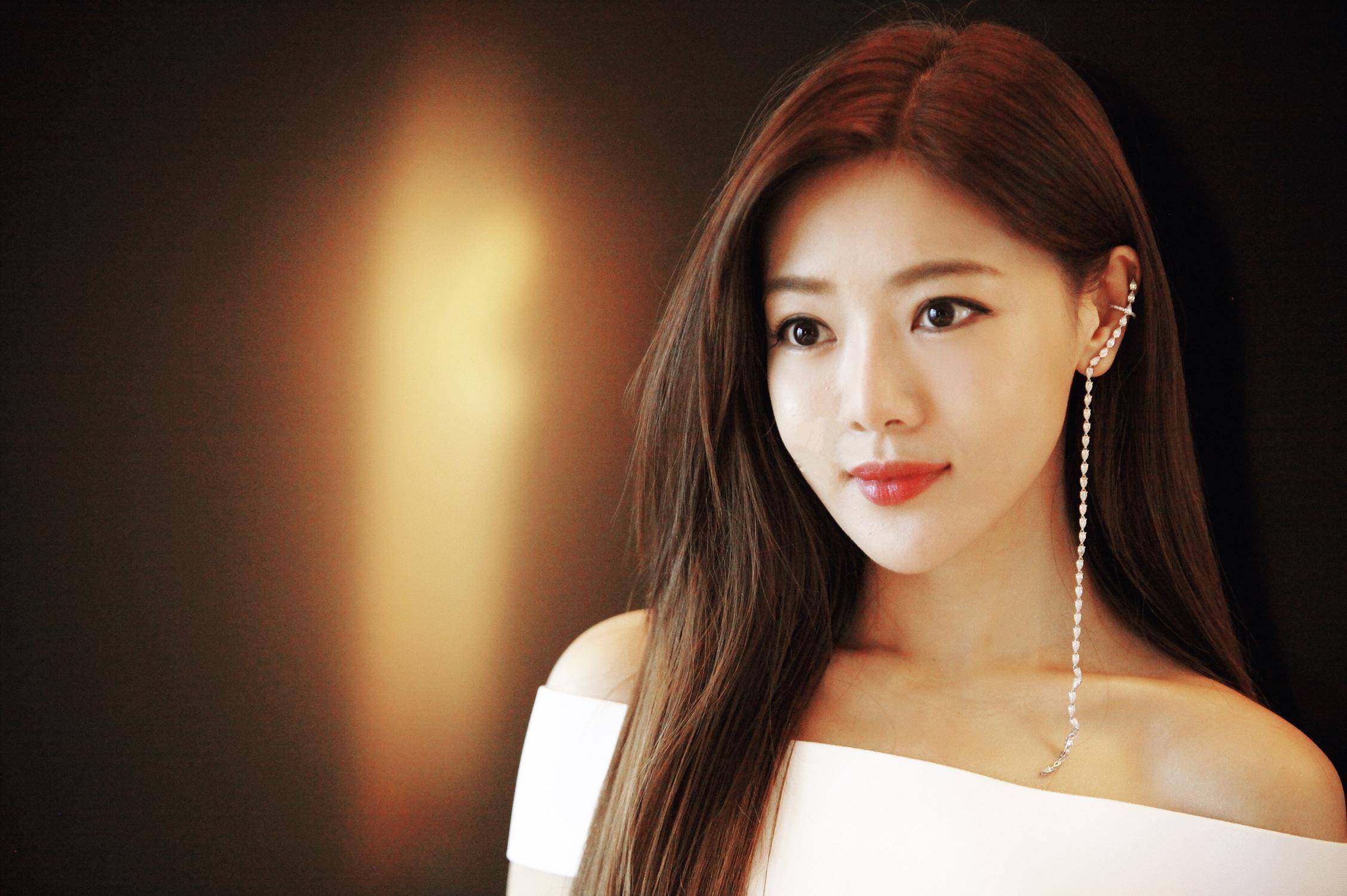 巴蜀出美女:10位来自川渝的美女,个个肤白貌美,气质出众_蒋勤勤