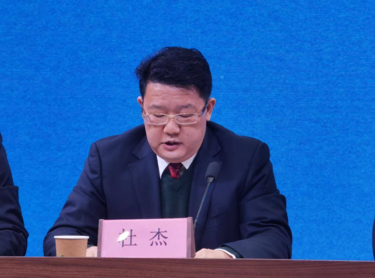 杜杰介绍,今年初,信阳市市场监管局在餐饮食品安全监管方面,依据河南