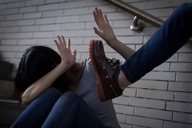 江西一中学女生遭遇霸凌,拳打脚踢扒裤子,还被逼迫喝尿_小雅_母亲