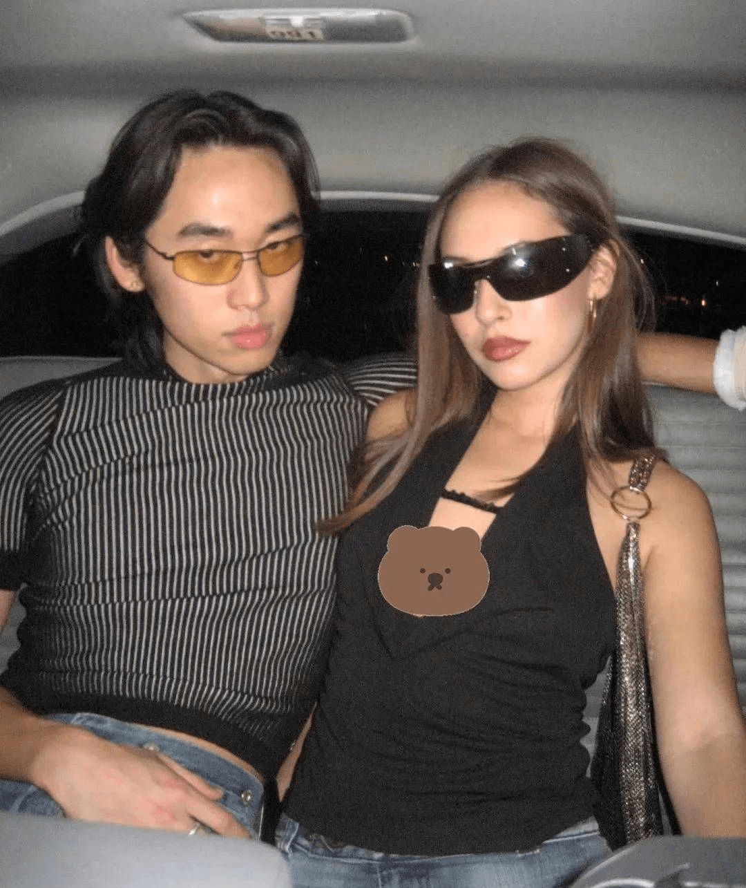 从曝光的照片中看,林子濠穿着白色衬衫,只扣了一颗纽扣,并敞开胸口.