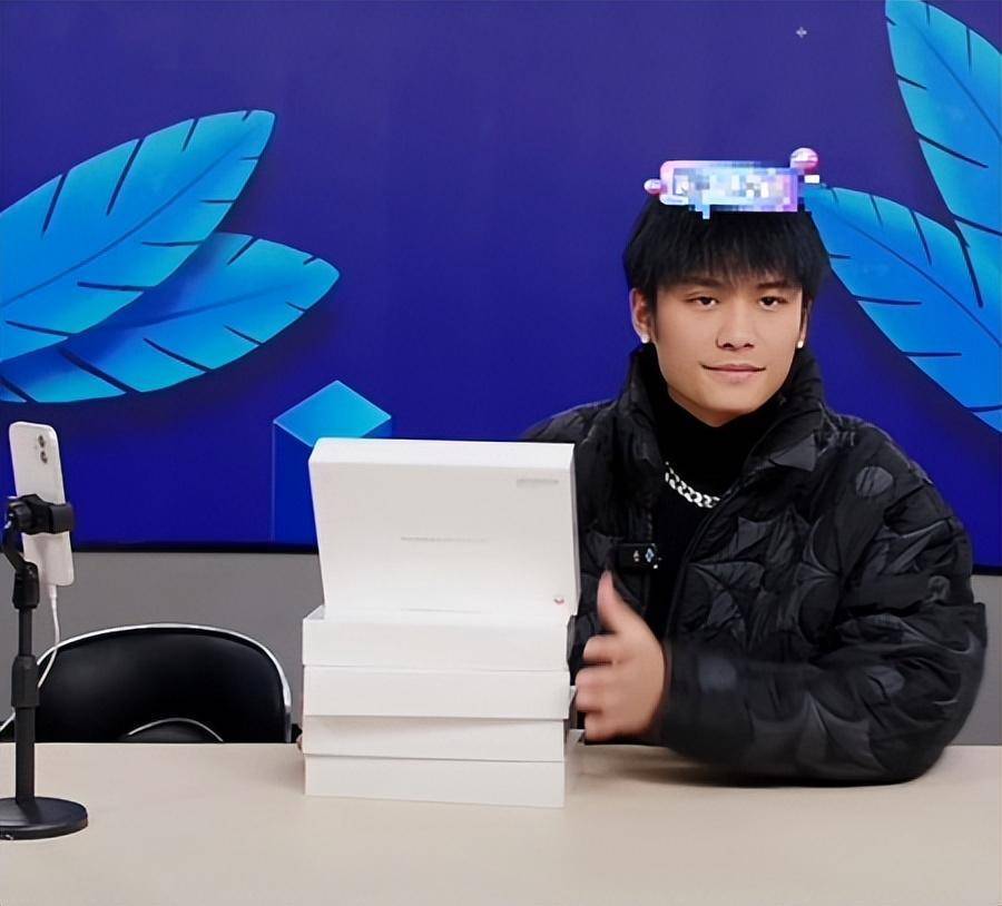 疯狂小杨哥直播间迎温情一幕,聋哑粉丝为其送全家福