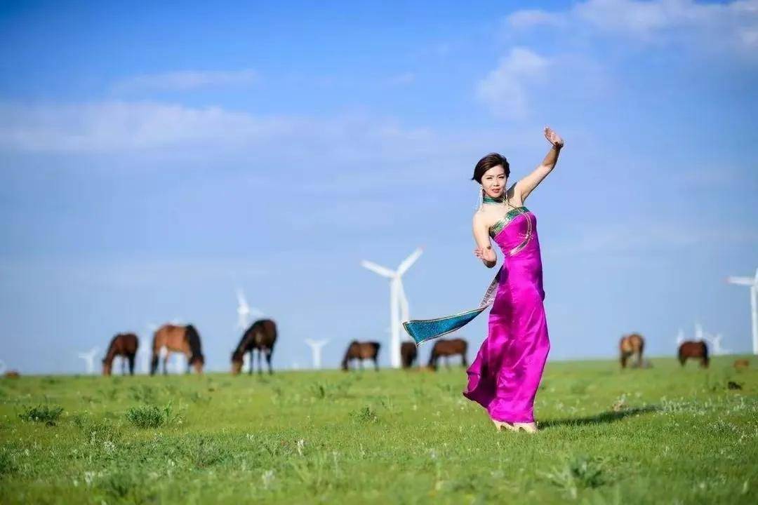 后又一爱国歌曲,《歌在飞》歌手唱响《一路欢歌到北京》_其其格_苏勒