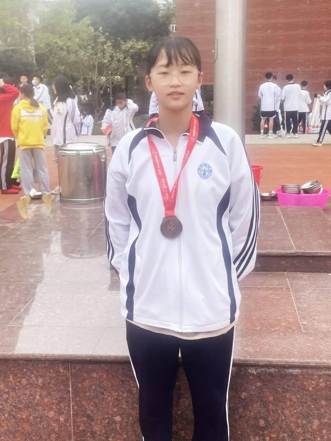 荣耀时刻叶思妍(左四)张妙佳(左五)站在领奖台上叶思妍(左)张妙佳(右)