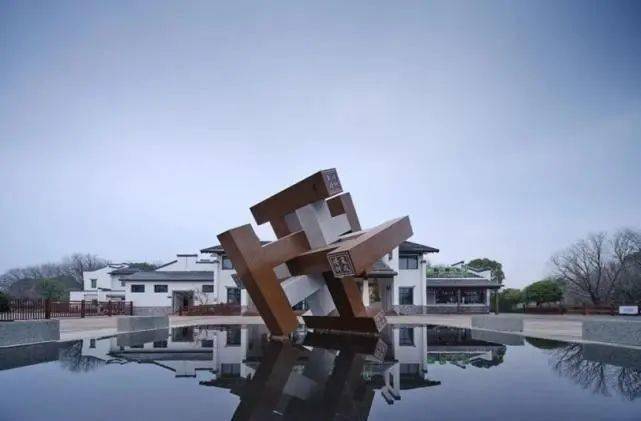 景区设计了以"孔明锁"为主题的雕塑,看似简单却奥妙无穷,渗透着"八卦