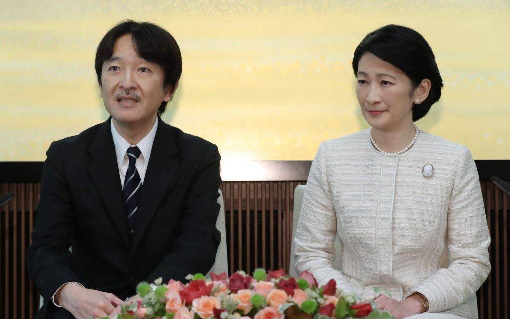 当年婚礼被推迟后真子公主首度现身满脸忧伤,真子为何如此痴情_小室