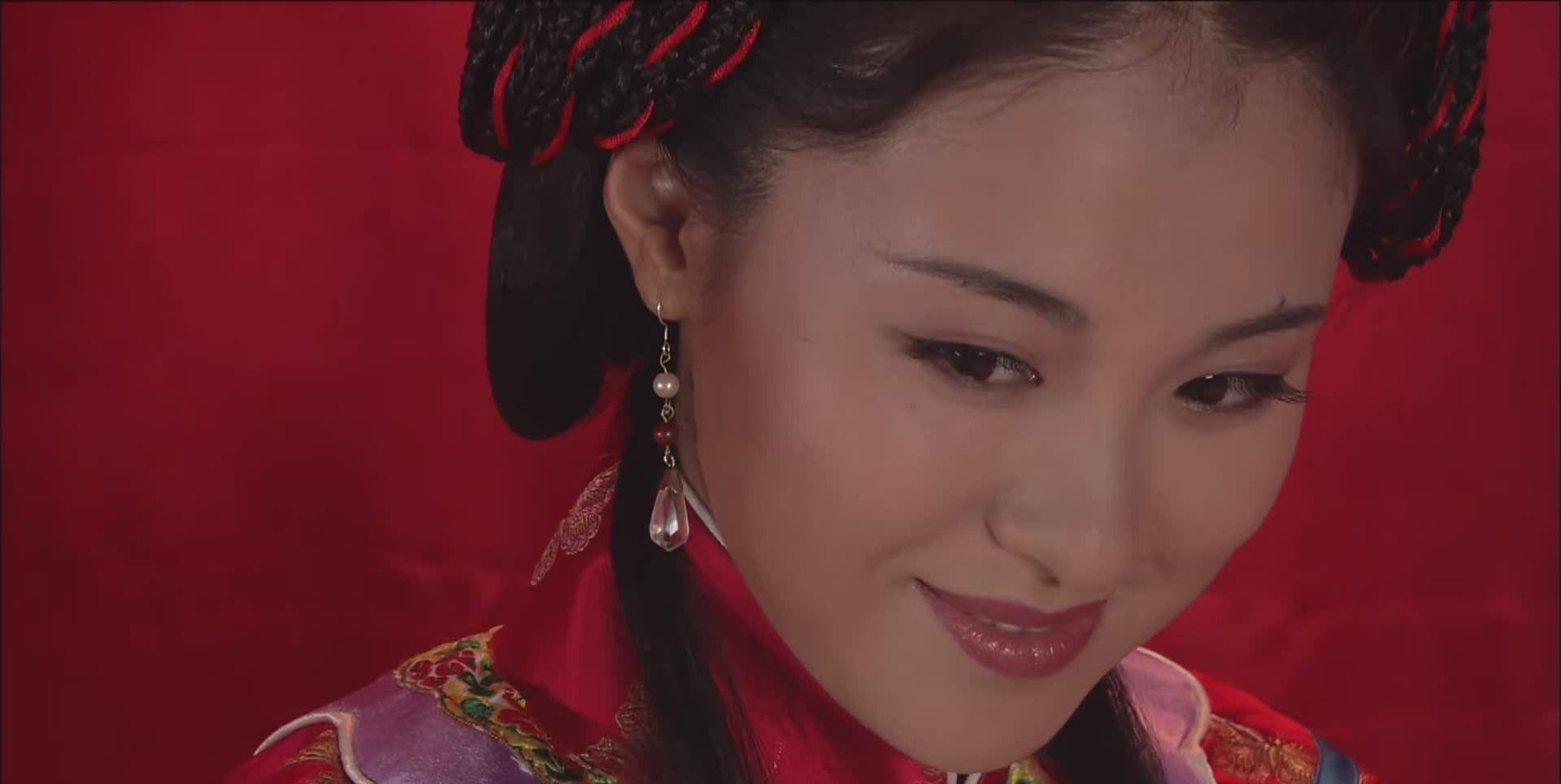 沈傲君演《神医喜来乐》 结婚结局时,赛西施穿一件红黑色旗袍,衣服没