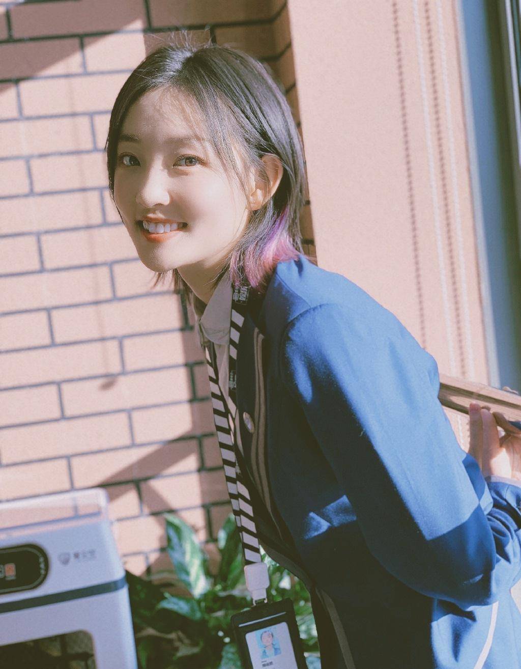 周依然清新校园风,私服干干净净学生气,大力娇魅力翻转!