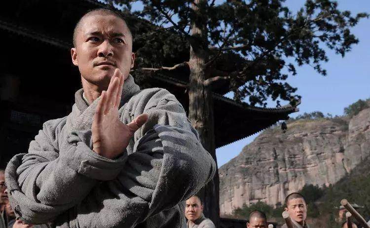《新少林寺》一把火烧掉两千万,成龙"让位"给刘德华,吴京最惨_陈木胜