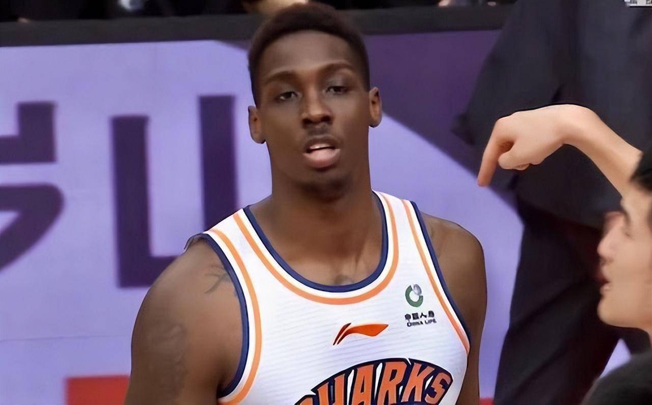 布莱德索首秀就大杀四方,李春江有了左膀右臂,上海男篮要高飞_奥