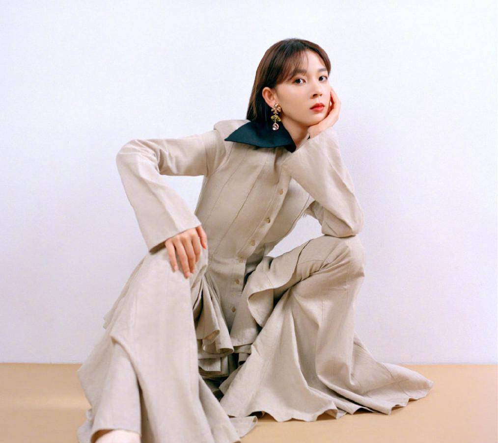 陈瑶与章若楠周也同框,只穿白色背心 短裤,不是c位胜似c位_杂志_嘉人