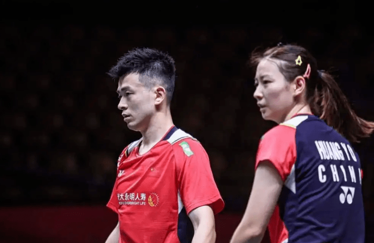 别再伸手“够”球了，学会这招轻松化解底线回球_身体_移动_正手