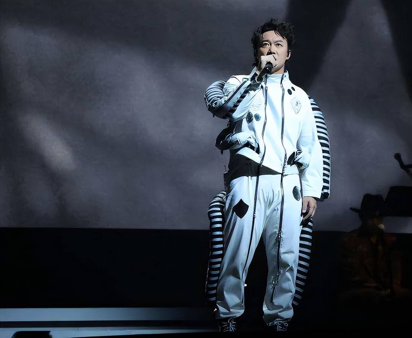 陈奕迅红馆演唱会开幕,妻子徐濠萦现身,成龙,刘德华送花篮祝贺_甘比