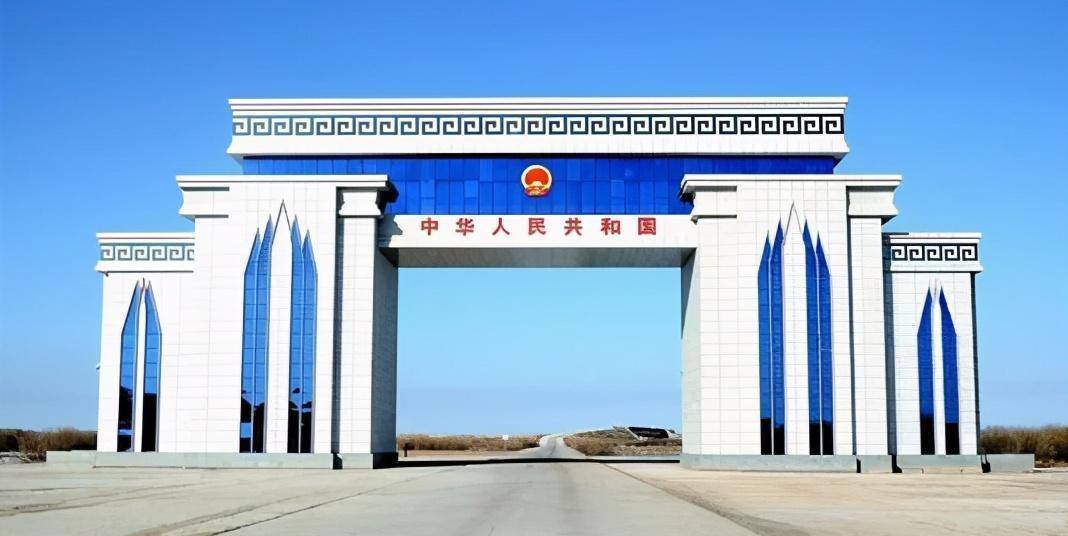 黑山头口岸(国门)位于额尔古纳市黑山头镇,距额尔古纳60千米,是国家