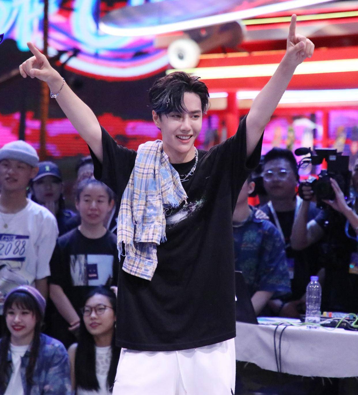 这次的争夺是队长3v3齐舞斗舞,王嘉尔队和王一博队斗舞时,两轮都是王
