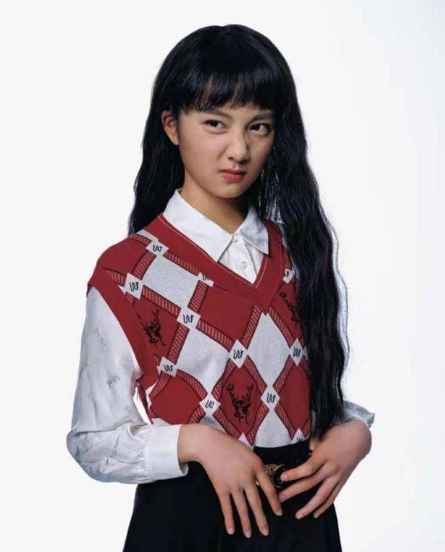 黄磊女儿黄多多拍时尚大片,发型穿搭随意切换,14岁气质不输妈妈_造型