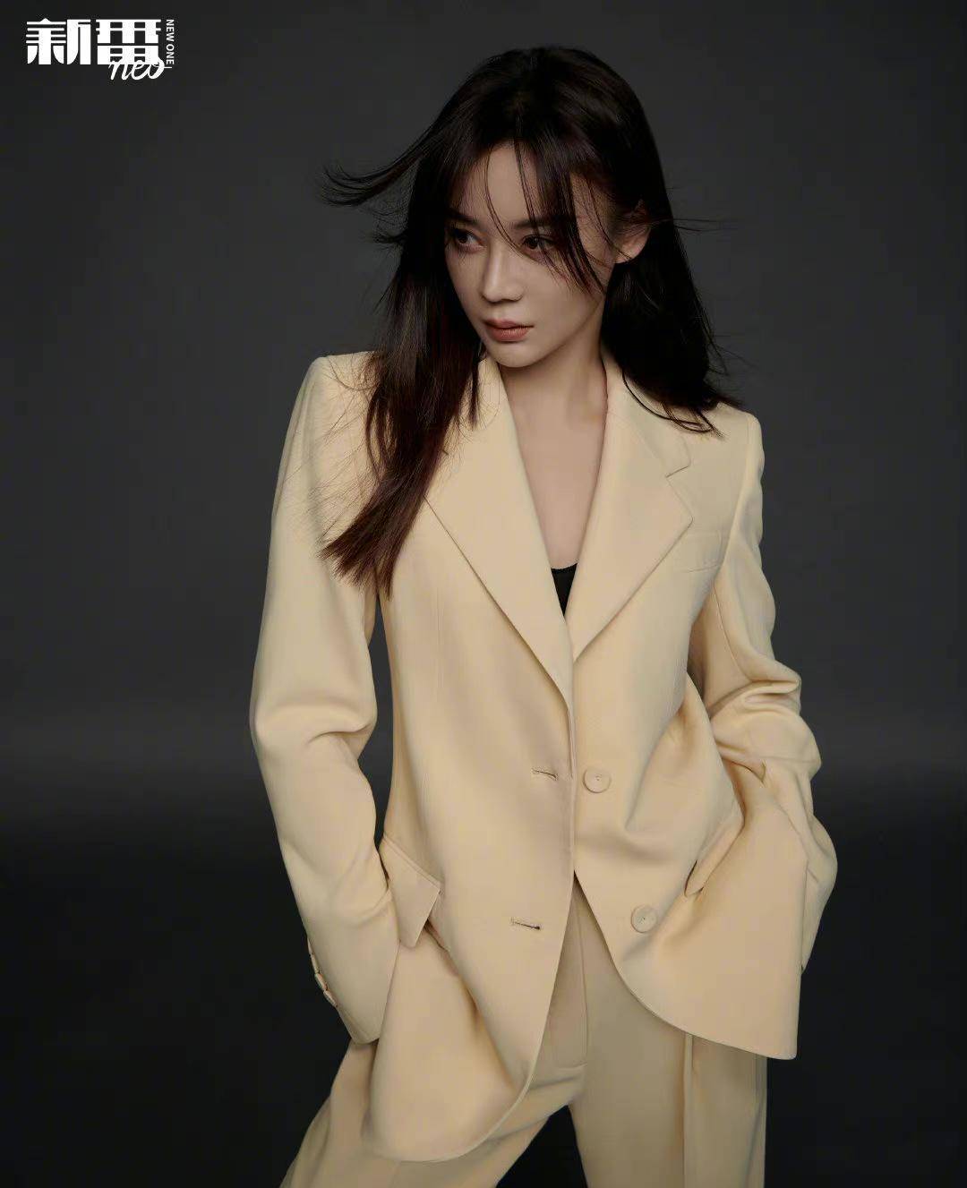 袁姗姗最近时尚大片造型,长发配西装,坚韧与柔美气质并存_显得_黑色